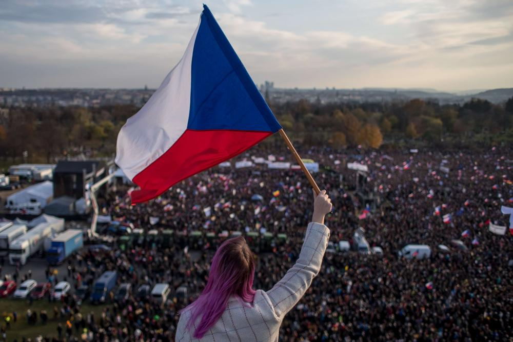 Невиждано: 200 000 протестиращи в Прага! Вдигнаха мерника на премиера СНИМКИ