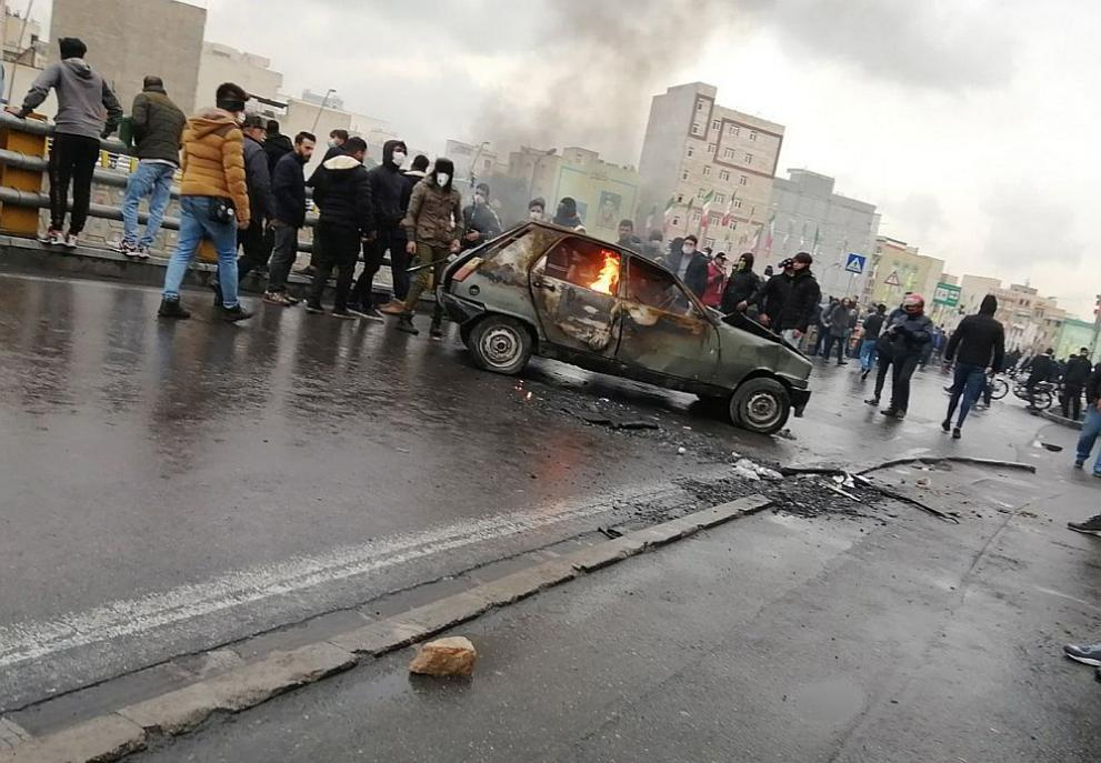 Размирици в Иран: Протестиращи бетонираха магистрала ВИДЕО