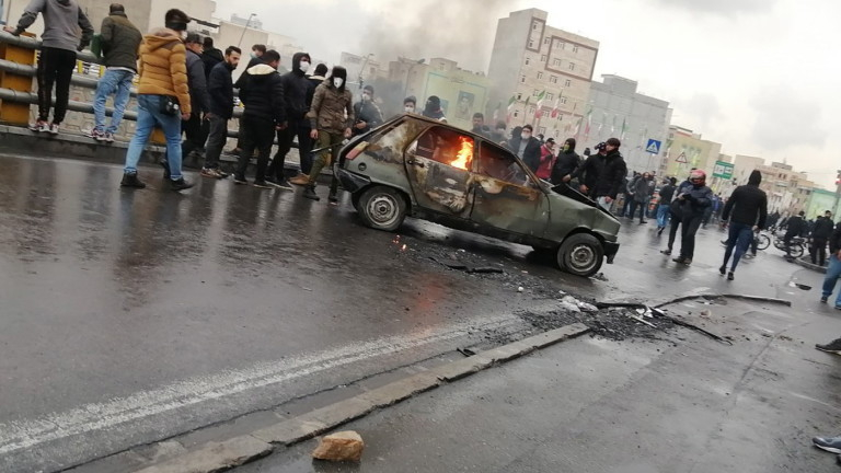 12 загинали при протестите срещу цените на горивата в Иран