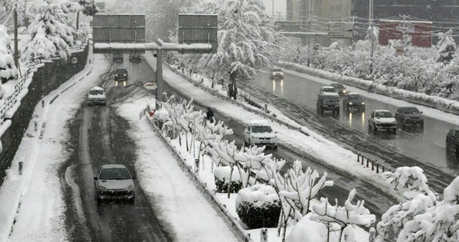 Сняг затвори училищата в Техеран