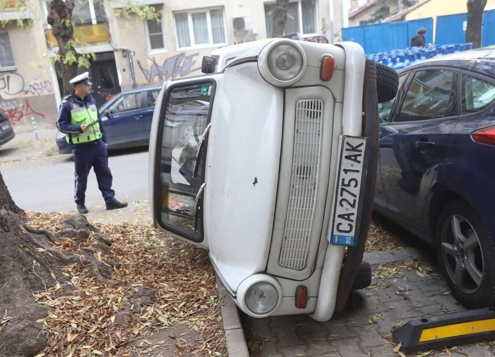 Невероятни разкрития за шофьора преобърнал трабант, за да паркира колата си в центъра на София СНИМКИ