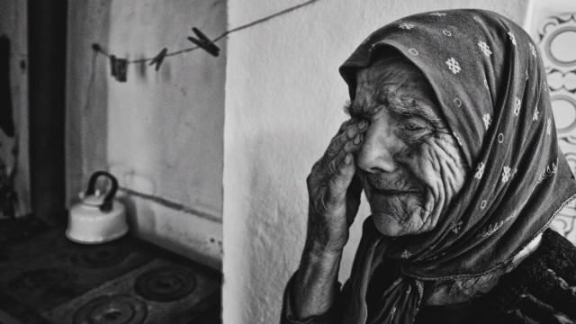 Покъртителни СНИМКИ на хора от изчезващи български села 