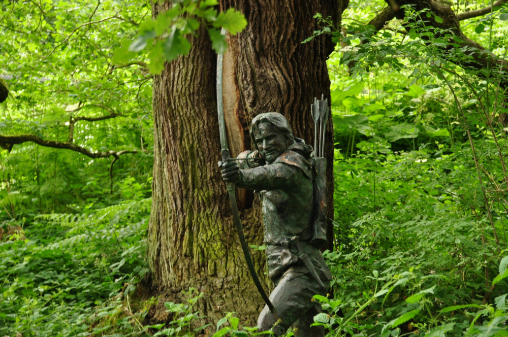 Британец намери в Шеруудската гора златен „подарък от Робин Худ" СНИМКИ