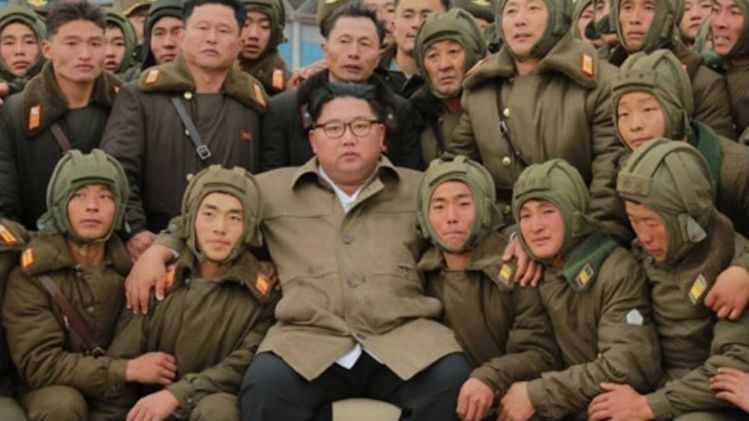 Ким Чен Ун оглави военните въздушни учения на КНДР СНИМКИ