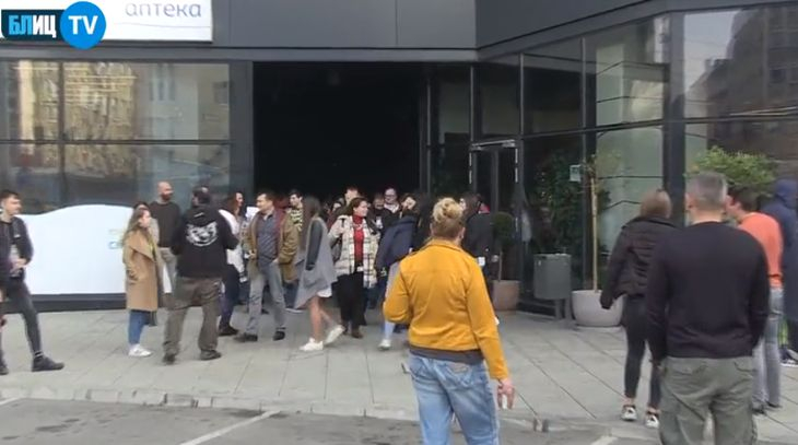 БЛИЦ TV: Сирени за тревога стреснаха центъра на София, евакуират бизнес сграда