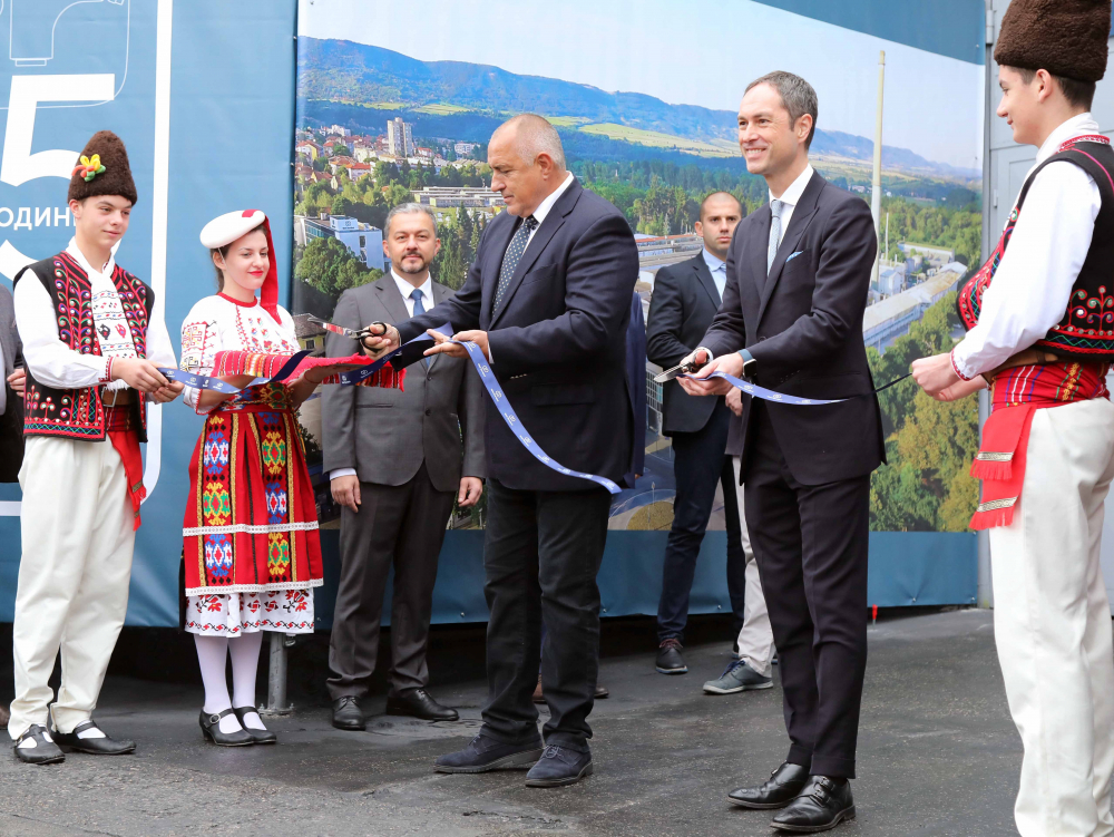 Премиерът откри обновен завод в Севлиево ВИДЕО