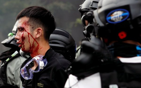 Хонконг гори, а полицията алармира: Няма изход! СНИМКИ
