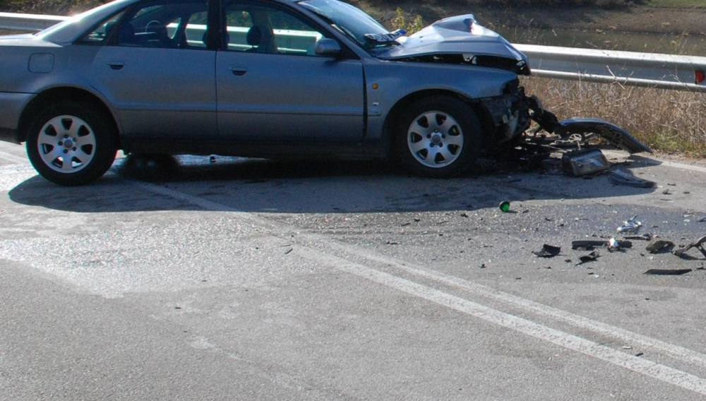 Шофьор е с опасност за живота след удар на кола и камион в Сливен 