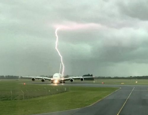 Мълния порази летище в Нова Зеландия ВИДЕО