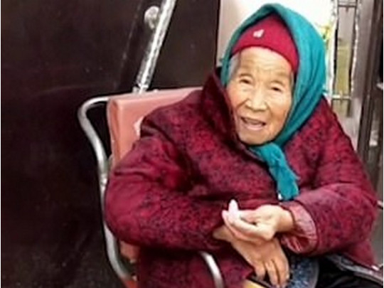 Мило ВИДЕО: 106-годишна майка черпи с бонбон 84-годишната си дъщеря