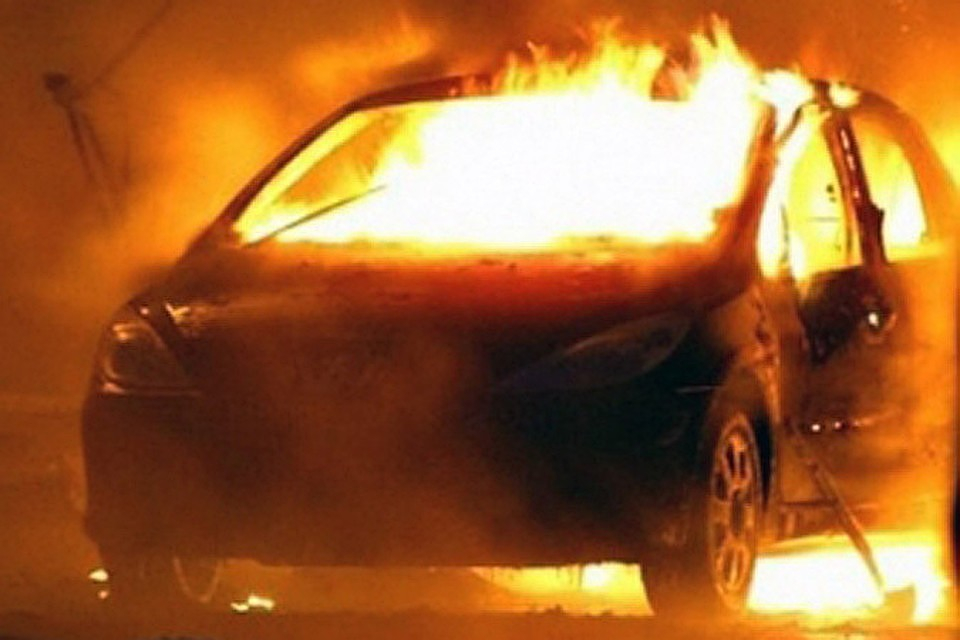 Екшън: Мъж извади човек от горяща кола секунда преди да се опече жив ВИДЕО 