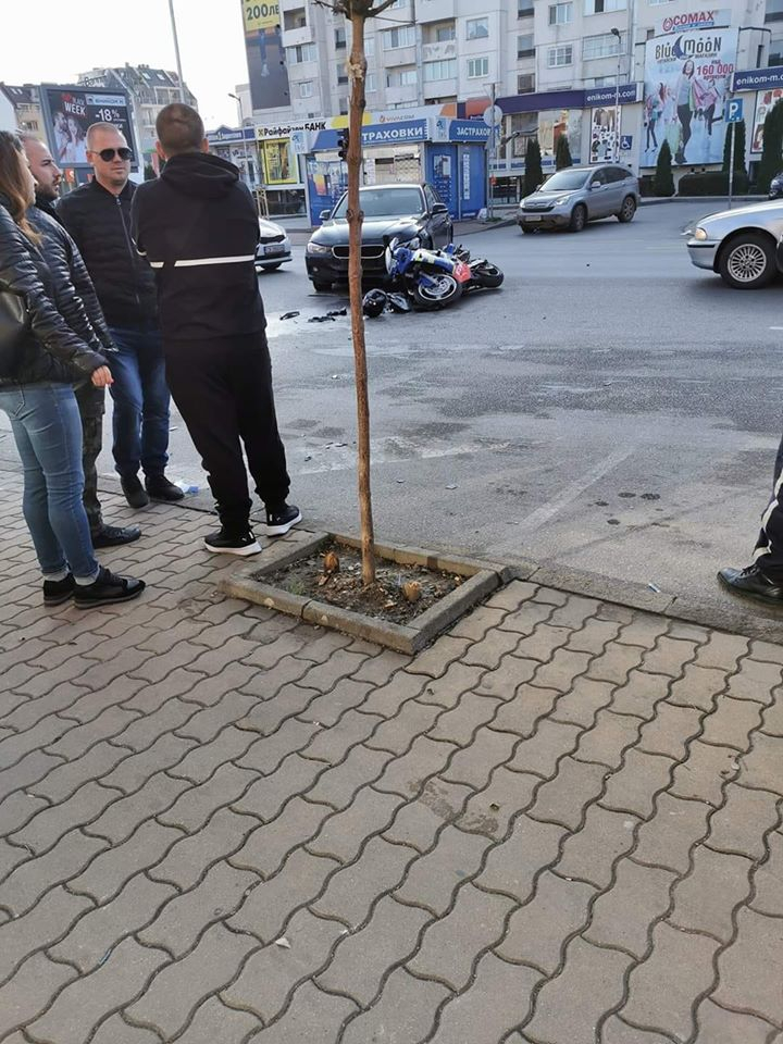Зверска катастрофа с моторист и джип БМВ в София СНИМКИ 