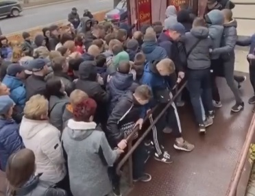 Невиждан бум! Тълпа щурмува магазин за втора употреба в Украйна ВИДЕО
