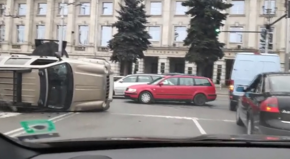 Страшна каскада с джип на пъпа на София, движението е блокирано ВИДЕО