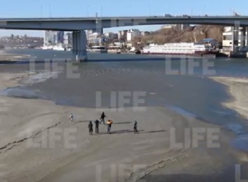 Уникално ВИДЕО: Силен вятър "издуха" река Дон от брега