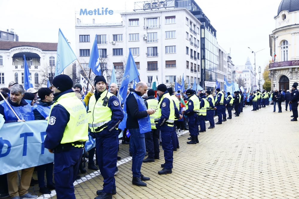 Протест на КТ "Подкрепа" против предложението за болничните СНИМКИ