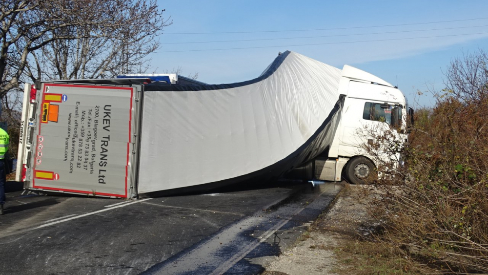Камион със страшна каскада до Дупница, на пътя е разлято гориво СНИМКИ