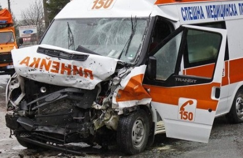 Линейка с пациент от Перник се размаза в София и стана страшно