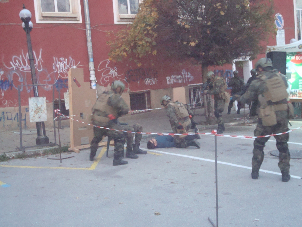 Екшън в Търново: Спецчасти щурмуваха сграда, убиха терорист и спасиха заложник СНИМКИ