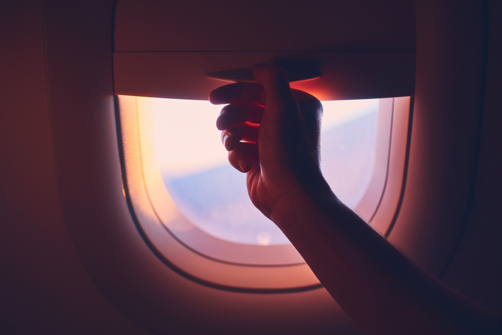 Експерти обясниха защо щорите на прозорците в самолета трябва да са вдигнати при кацане