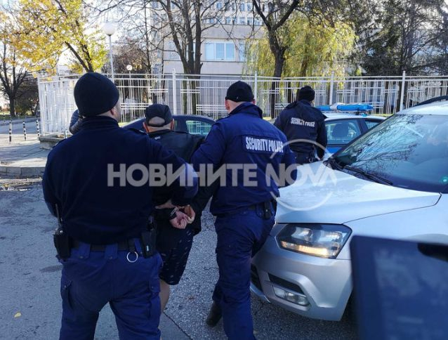 Зрелищни СНИМКИ от ареста на полуголия пациент, бил и душил лекари в София