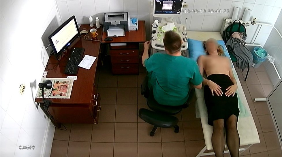 Появиха се СНИМКИ 18+ на пациентки, заснети от извратения гинеколог в кабинета му 