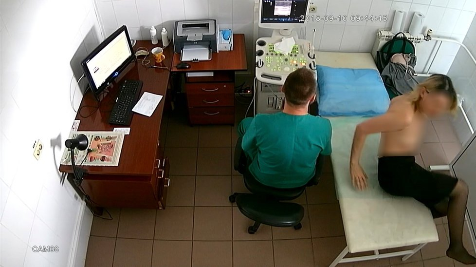 Появиха се СНИМКИ 18+ на пациентки, заснети от извратения гинеколог в кабинета му 