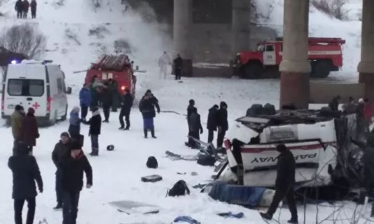 Ужас в Сибир: Автобус падна в замръзнала река, има много жертви ВИДЕО
