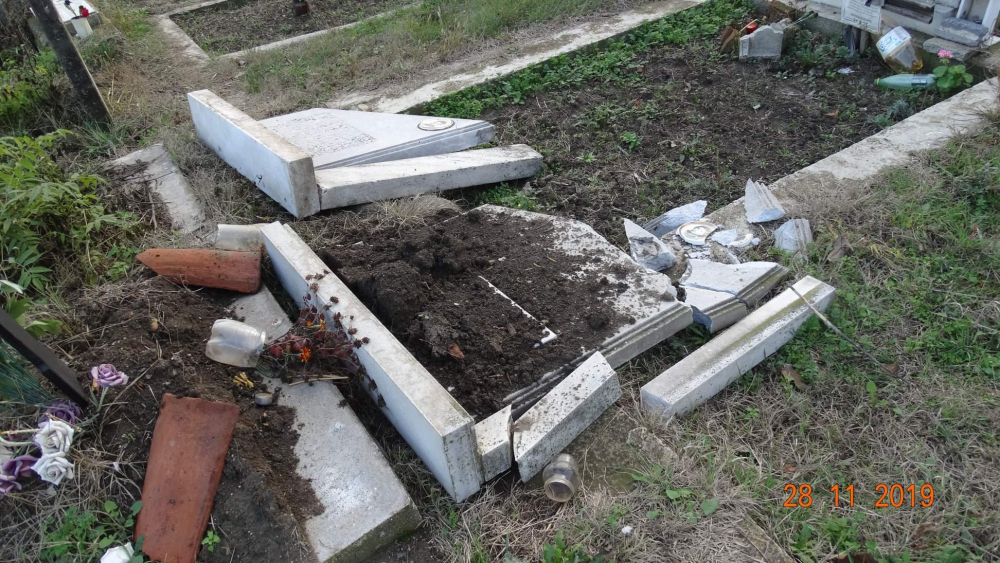 Циганета вилняха на гробището в Нова Загора със смайващ мотив СНИМКИ 