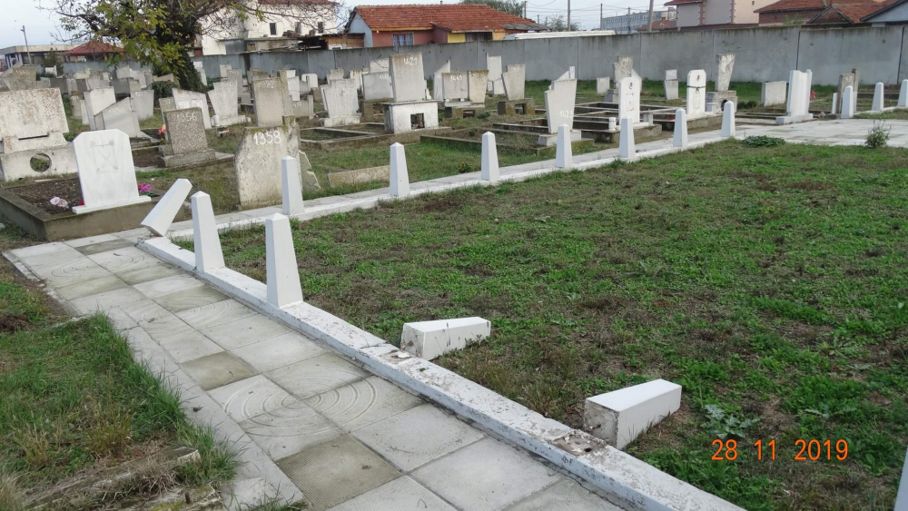 Циганета вилняха на гробището в Нова Загора със смайващ мотив СНИМКИ 