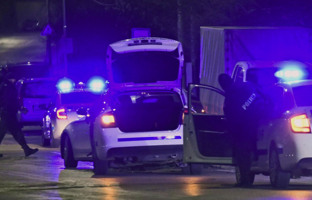 В "Бояна" почерня от полиция заради катастрофа с патрулка СНИМКИ 