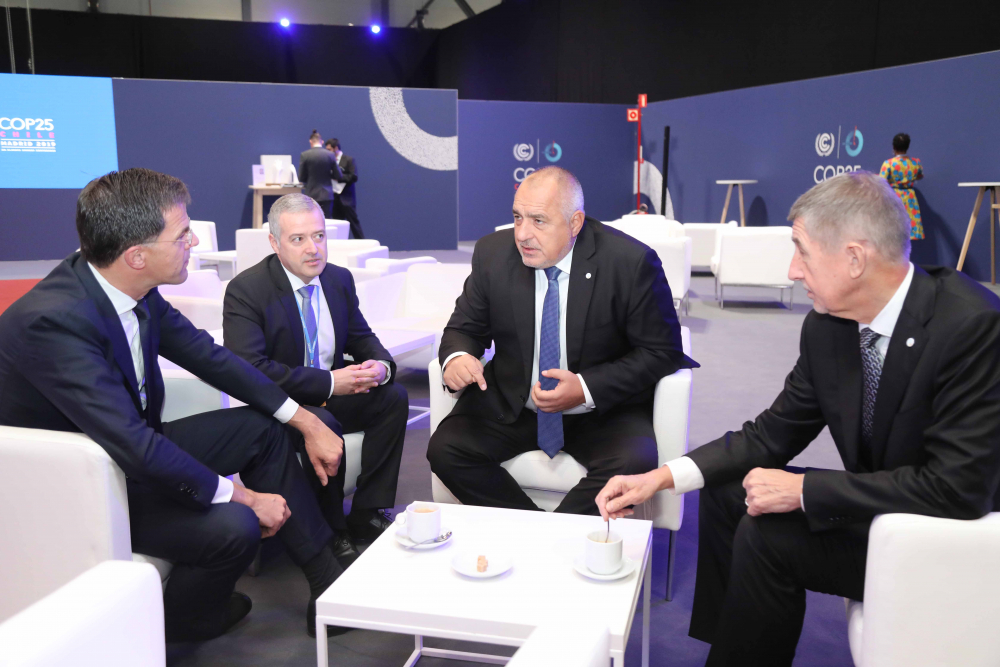 Премиерът на Испания събра Борисов и Урсула фон дер Лайен СНИМКИ
