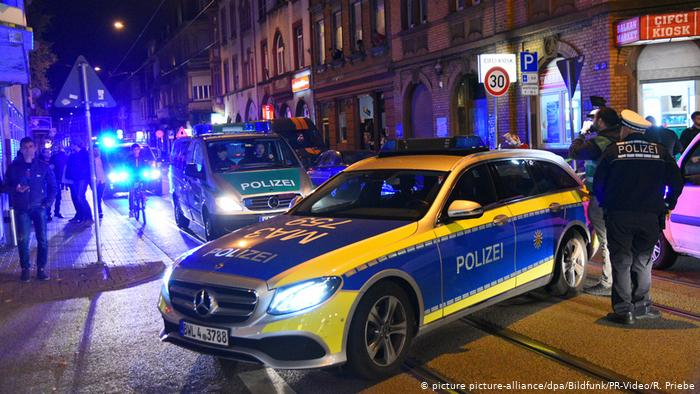 Извънредно от Германия: Мъж се вряза с колата си в група хора край Мюнхен!