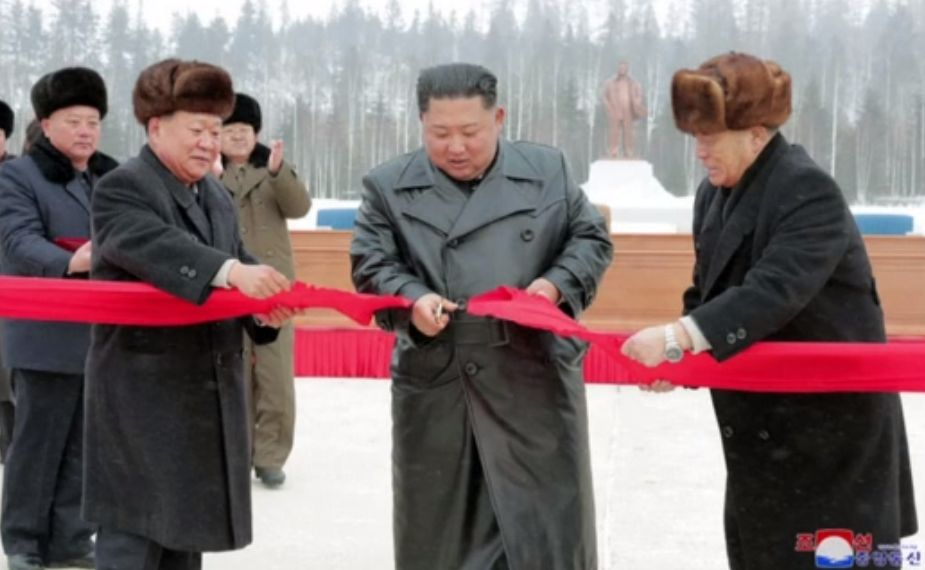 Чудо в КНДР! Ким Чен-ун откри град - социалистическа утопия, построен от роби ВИДЕО