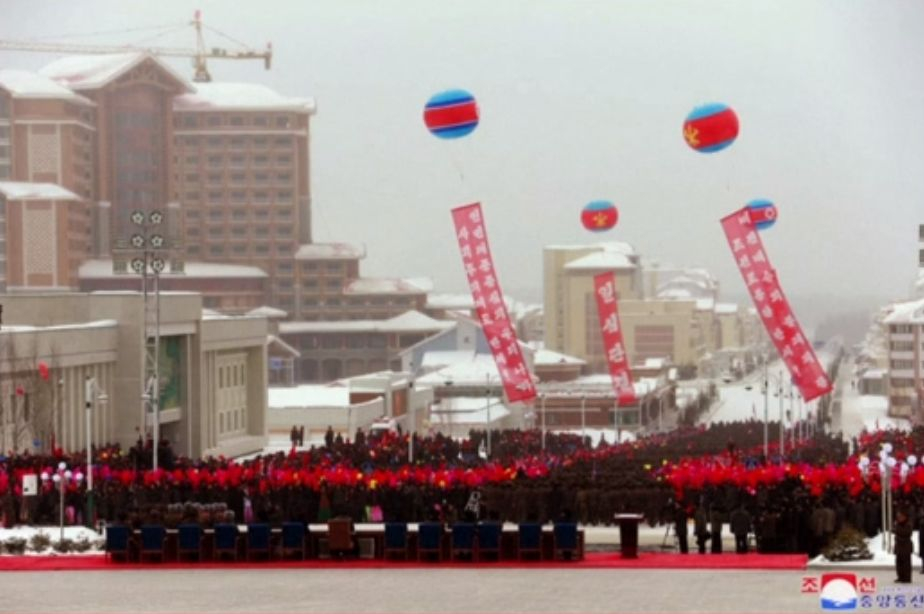 Чудо в КНДР! Ким Чен-ун откри град - социалистическа утопия, построен от роби ВИДЕО