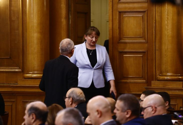 След бурни дебати: НС избра Деница Сачева за социален министър