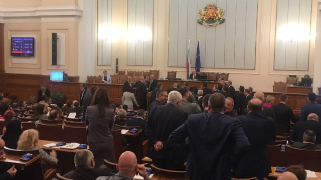 Жесток скандал в парламента! Депутатите наскачаха по трибуната, спряха заседанието
