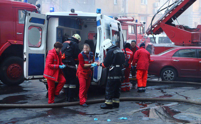 Ужас в Одеса, хора скачат от петия етаж, за да се спасят от пожар ВИДЕО
