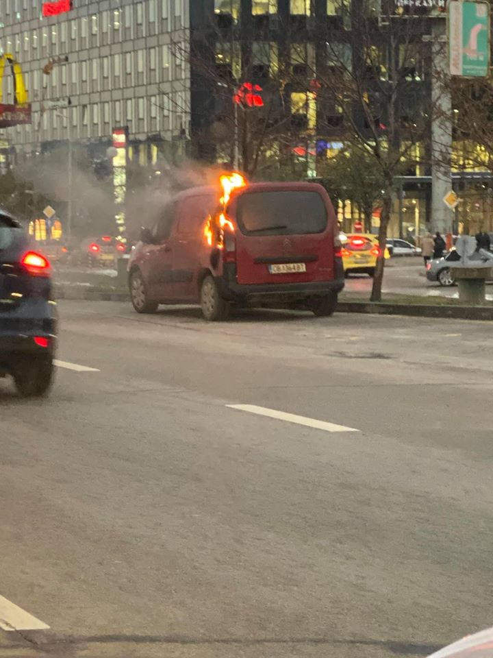 СНИМКИ на горяща кола в София вбесиха мрежата
