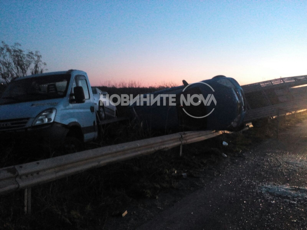 Автовоз с 3 коли се обърна край Бургас, шофьорът си плю на петите СНИМКИ