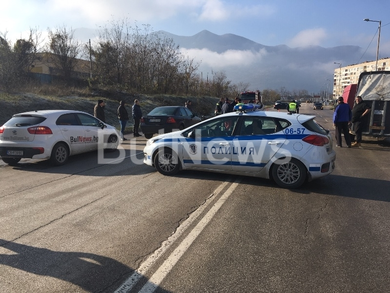 Жестока катастрофа затвори възлов булевард във Враца, колата е по таван СНИМКИ 