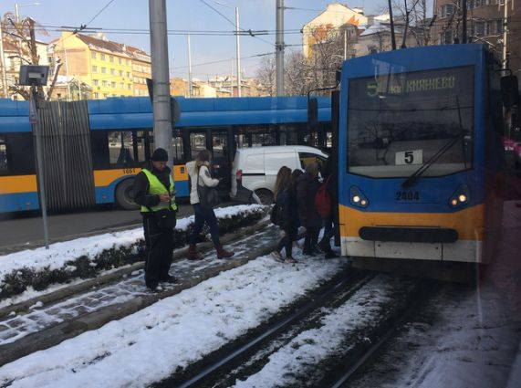 Сблъсък на кола и трамвай на пл. "Руски паметник" спря трафика СНИМКИ