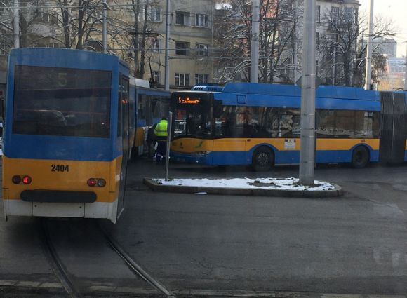 Сблъсък на кола и трамвай на пл. "Руски паметник" спря трафика СНИМКИ
