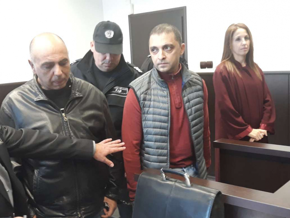 Дилърите на антики влязоха с белезници в съда СНИМКИ 