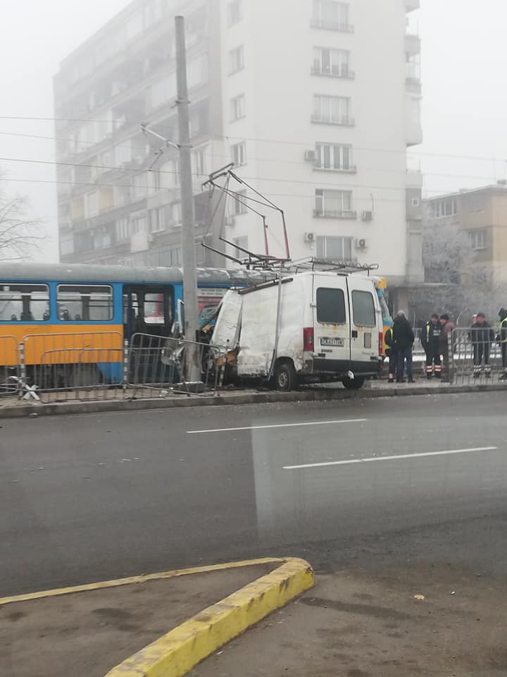 Зрелищни СНИМКИ от тежката катастрофата с трамвай в София