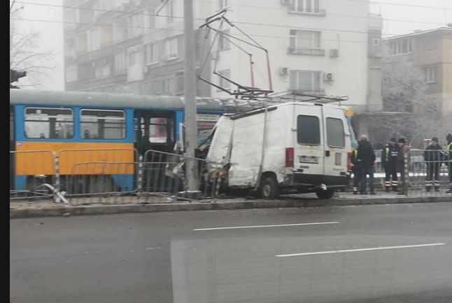 Зрелищни СНИМКИ от тежката катастрофата с трамвай в София