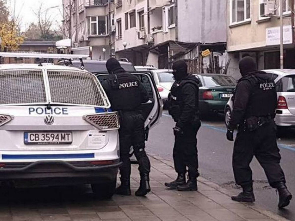 Полиция щурмува апартамент в центъра на Бургас, изкараха с белезници 44-годишен мъж