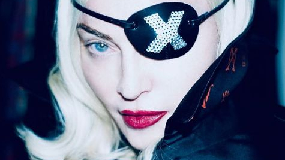 Мадона показа, че не се страхува от нищо и полугола нагази в...
