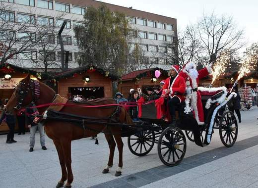Дядо Коледа пристигна с файтон във Враца
