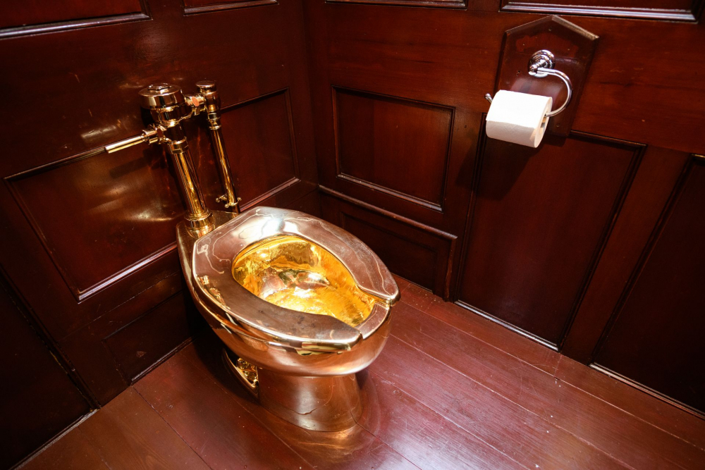 Създателят на златната тоалетна продаде банан, залепен с тиксо, за колосална сума СНИМКА